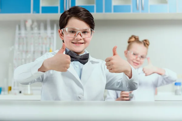 Piccoli scienziati in laboratorio — Foto stock