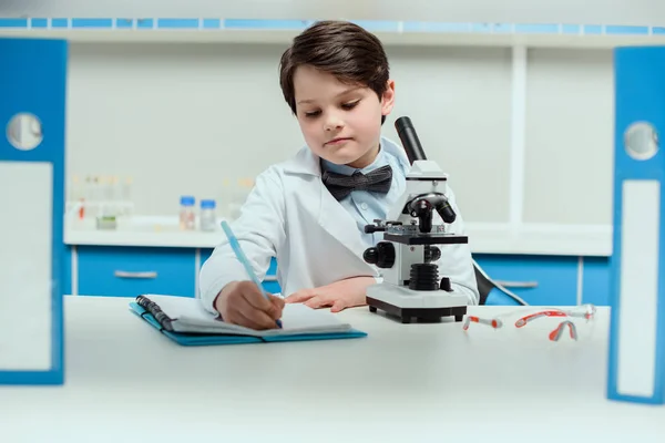 Pequeno cientista em laboratório — Fotografia de Stock