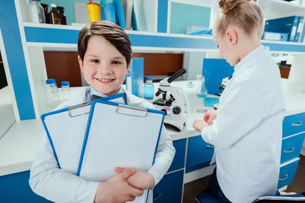 Piccoli scienziati in laboratorio — Foto stock