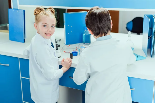 Pequeños científicos en el laboratorio - foto de stock