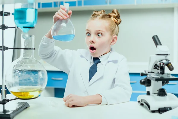 Pequeno cientista em laboratório — Fotografia de Stock