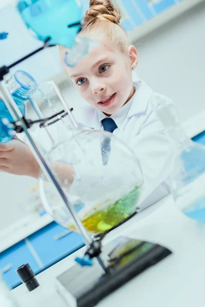 Маленький ученый в лаборатории — стоковое фото