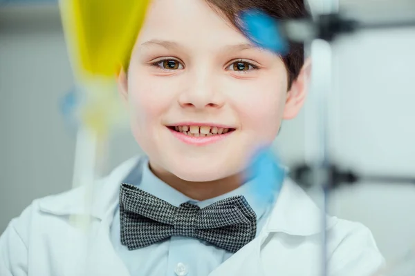 Pequeño científico en el laboratorio - foto de stock