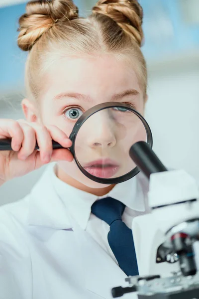 Pequeño científico en el laboratorio — Stock Photo