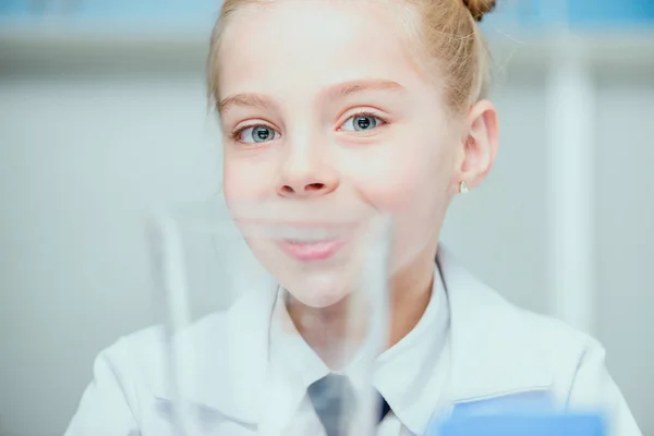 Piccolo scienziato in laboratorio — Foto stock
