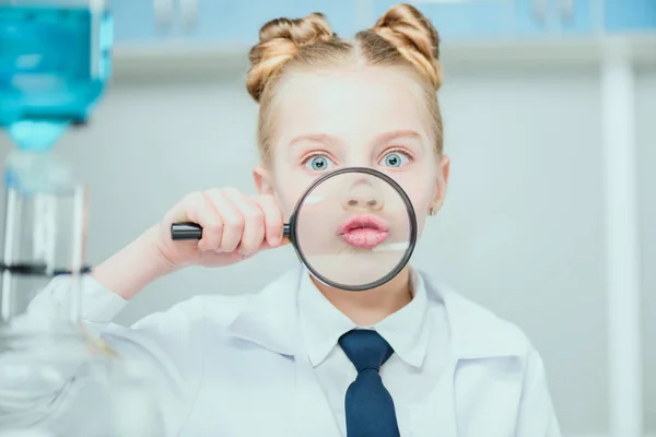 Pequeño científico en el laboratorio — Stock Photo