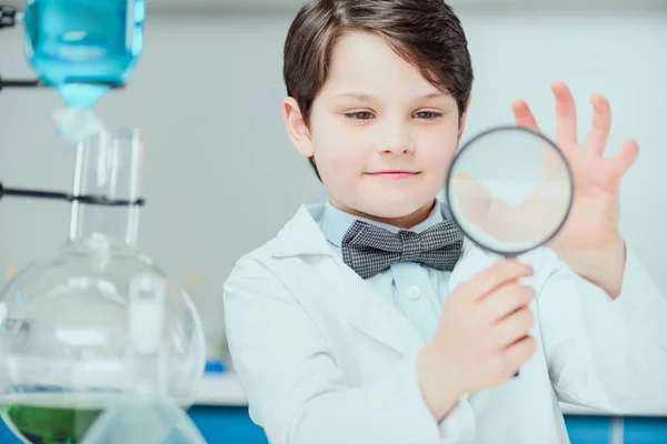 Pequeño científico en el laboratorio - foto de stock