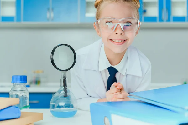 Pequeno cientista em laboratório — Fotografia de Stock