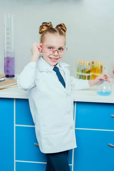 Piccolo scienziato in laboratorio — Foto stock