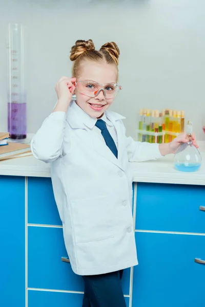 Pequeño científico en el laboratorio - foto de stock