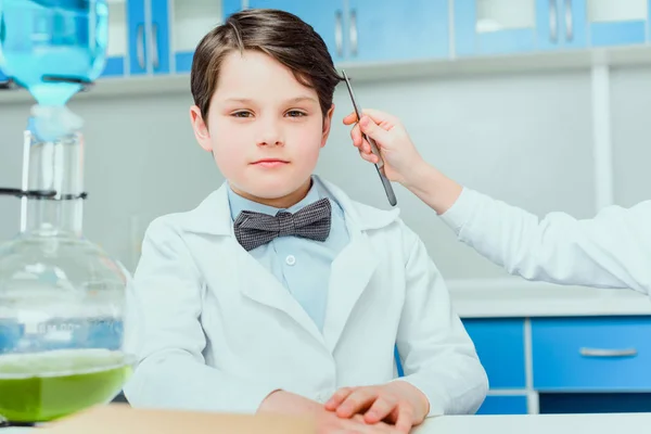 Kleine Wissenschaftler im Labor — Stockfoto