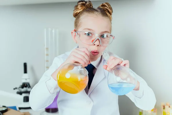 Pequeño científico en el laboratorio - foto de stock