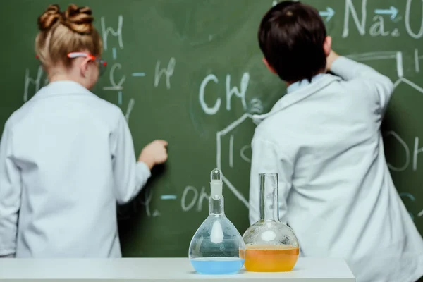 Kleine Wissenschaftler im Labor — Stockfoto