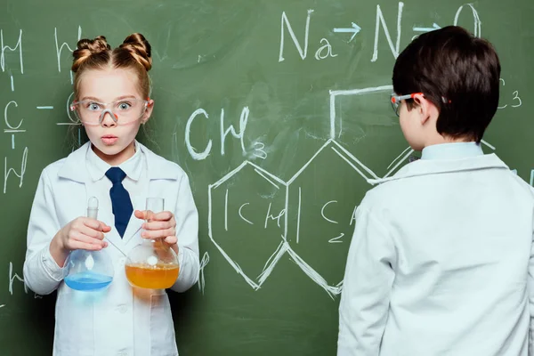 Pequenos cientistas em laboratório — Fotografia de Stock