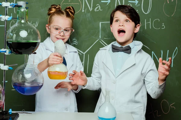 Niños con batas blancas en laboratorio - foto de stock