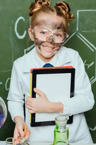 Chica en bata de laboratorio con tableta - foto de stock