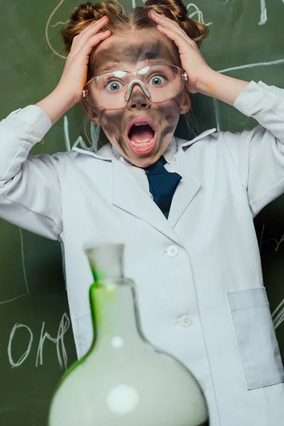 Chocado chica en bata de laboratorio — Stock Photo