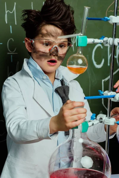 Choqué garçon en blouse de laboratoire — Photo de stock