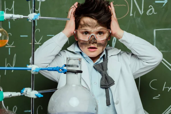 Choqué garçon en blouse de laboratoire — Photo de stock