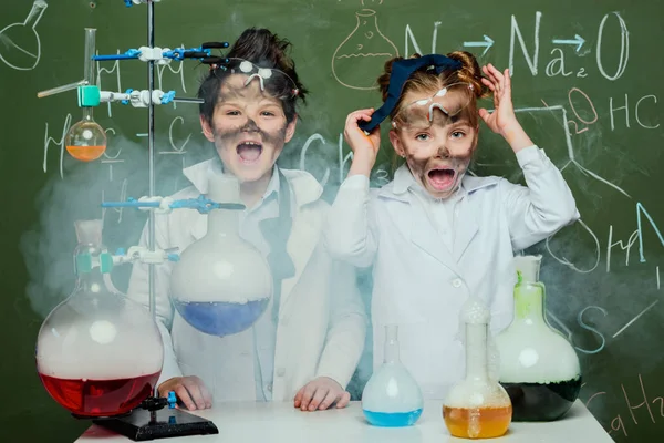 Niños con batas blancas en laboratorio - foto de stock