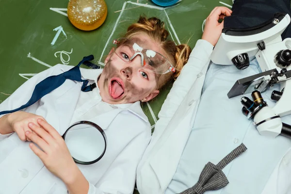 Girl with magnifying glass — Stock Photo