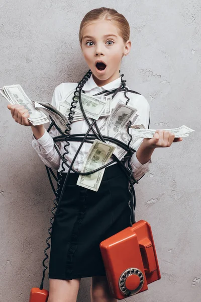 Shocked kid with money — Stock Photo