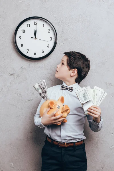 Criança segurando porquinho banco — Fotografia de Stock