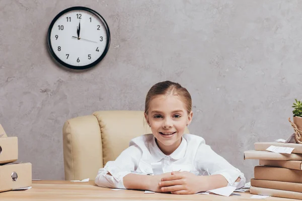 Bambino sorridente sul posto di lavoro — Foto stock