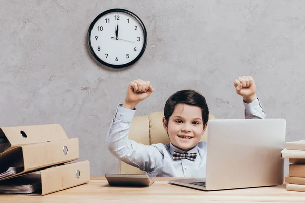Bambino eccitato sul posto di lavoro con computer portatile — Foto stock