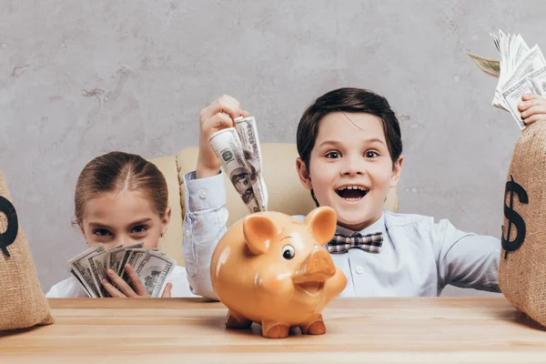 Niños en el lugar de trabajo con alcancía - foto de stock