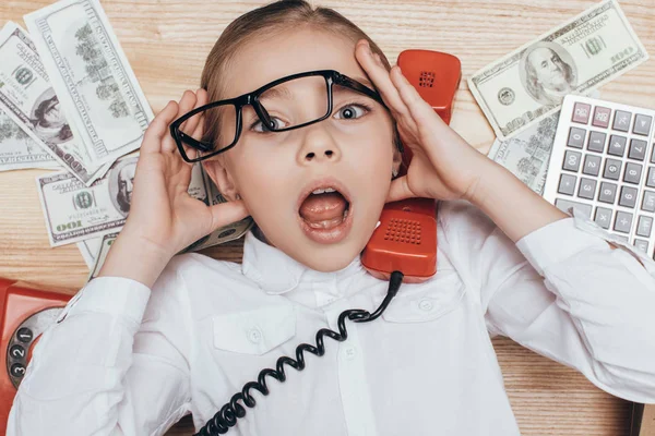 Bambino con tubo telefonico sul posto di lavoro — Foto stock