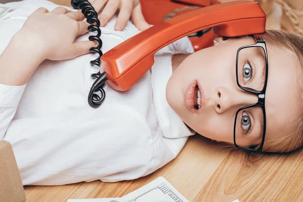 Niño con tubo telefónico en el lugar de trabajo - foto de stock