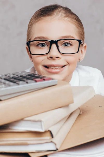 Bambino con mucchio di documenti — Foto stock