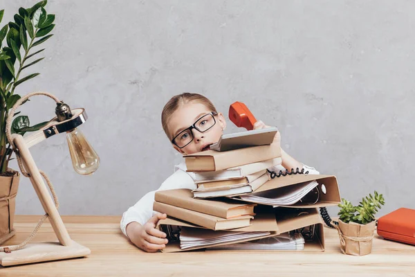 Viel beschäftigtes Kind am Arbeitsplatz — Stockfoto