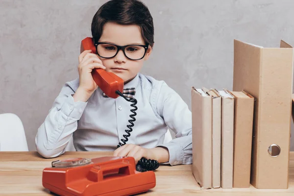 Petit garçon parlant au téléphone — Photo de stock