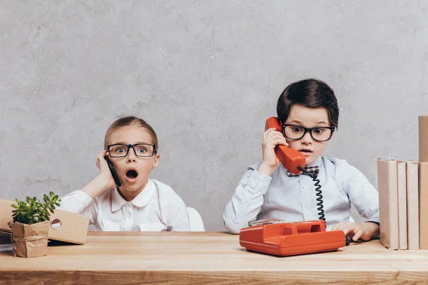 Children talking on smartphone and telephone — Stock Photo