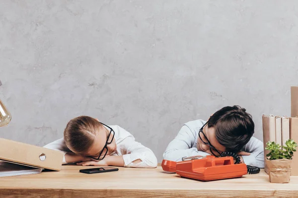 Дети спят на рабочем месте — стоковое фото
