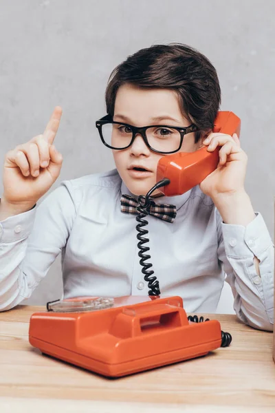 Pequeño niño hablando por teléfono - foto de stock