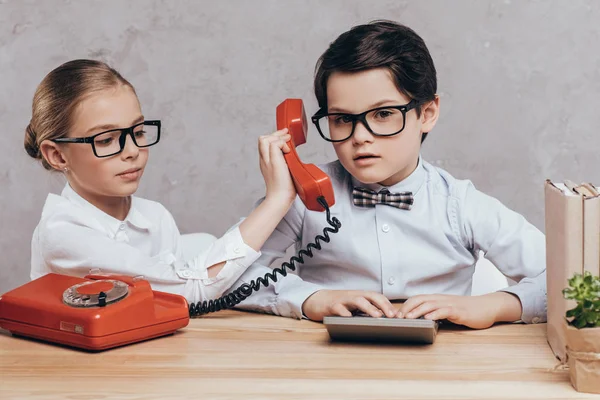 Enfants avec téléphone et calculatrice — Photo de stock