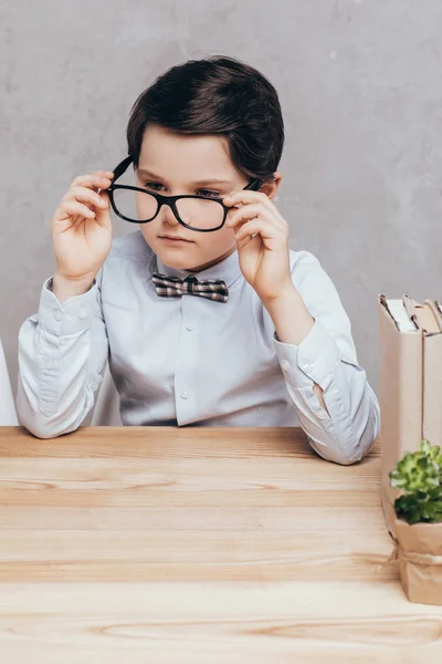 Stilvoller kleiner Junge am Arbeitsplatz — Stockfoto