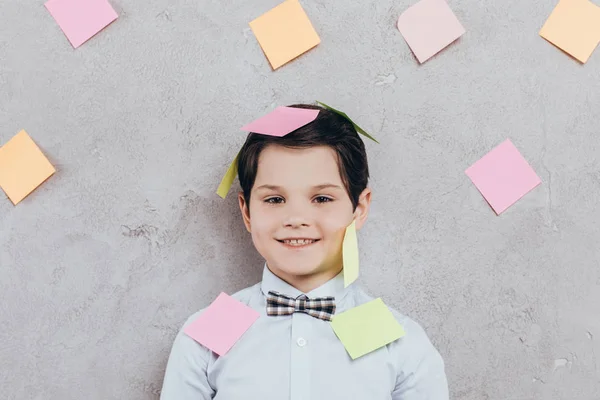 Lächelnder kleiner Junge mit klebrigen Zetteln — Stockfoto