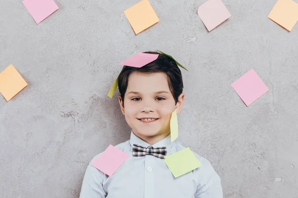 Niño sonriente con notas pegajosas - foto de stock