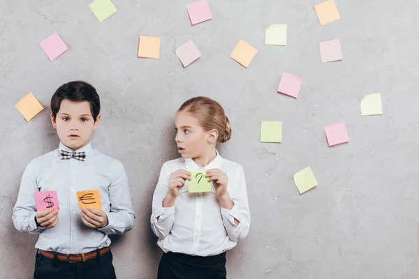 Niños sosteniendo notas adhesivas - foto de stock