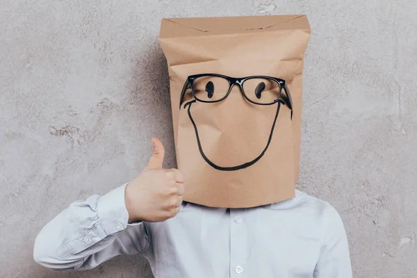 Niño con bolsa de papel en la cabeza y anteojos - foto de stock