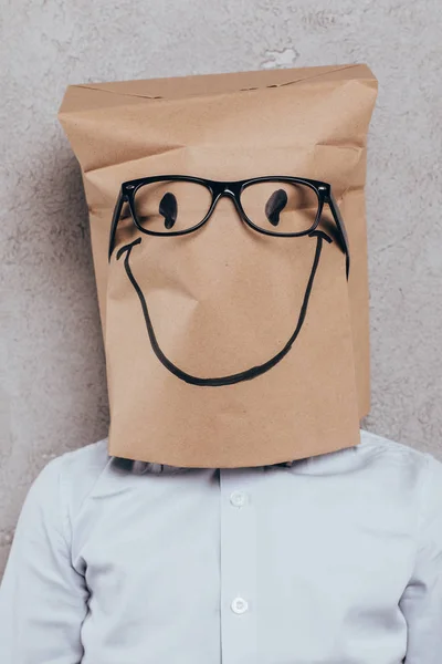 Criança com saco de papel na cabeça e óculos — Fotografia de Stock