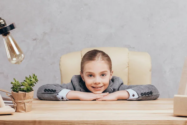 Enfant souriant sur le lieu de travail — Photo de stock