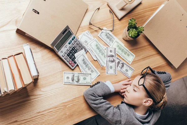 Müdes Kind schläft am Arbeitsplatz — Stockfoto