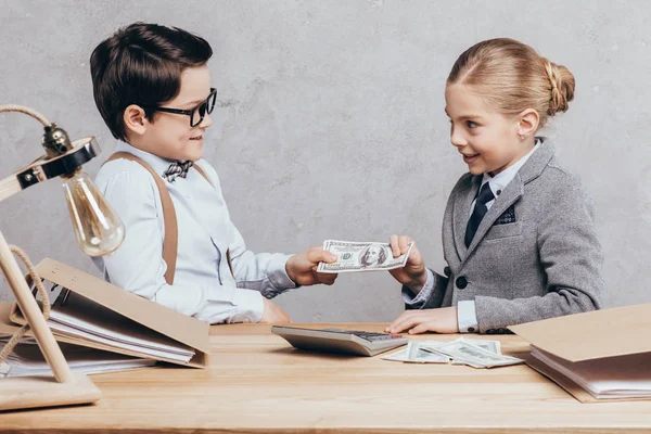 Enfants avec de l'argent sur le lieu de travail — Photo de stock