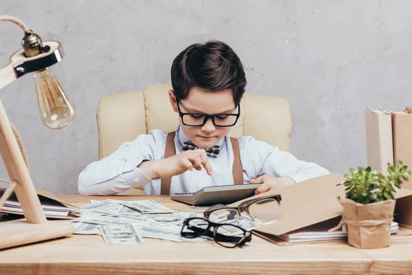 Niño usando calculadora - foto de stock