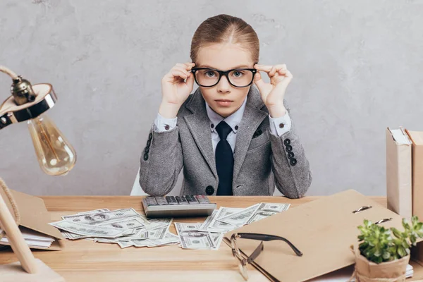 Criança calculando dinheiro no local de trabalho — Fotografia de Stock